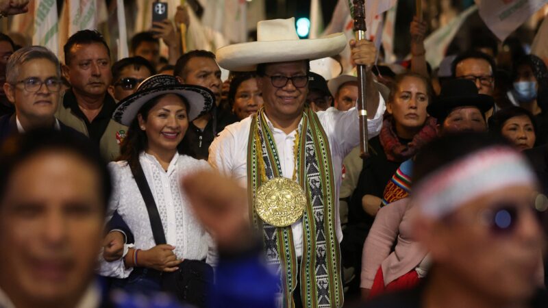Eleições no Peru: Roberto Sánchez pede ‘transparência’ em protesto ao lado de apoiadores