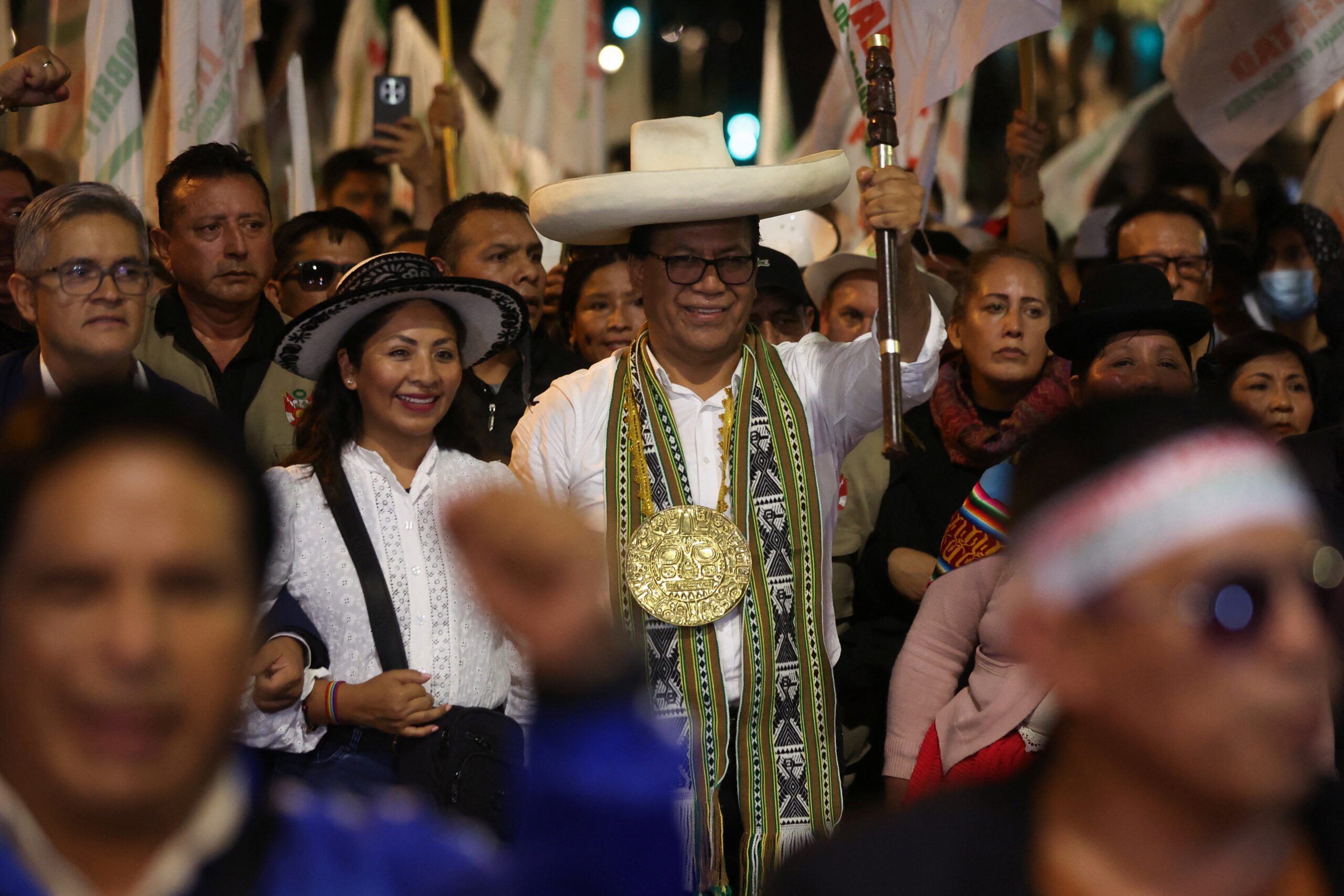 Eleições no Peru: Roberto Sánchez pede ‘transparência’ em protesto ao lado de apoiadores
