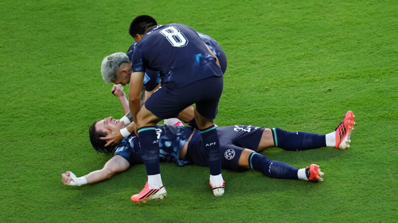 Autor do gol do Paraguai pega relógio de juiz durante momento tenso no jogo contra a Turquia