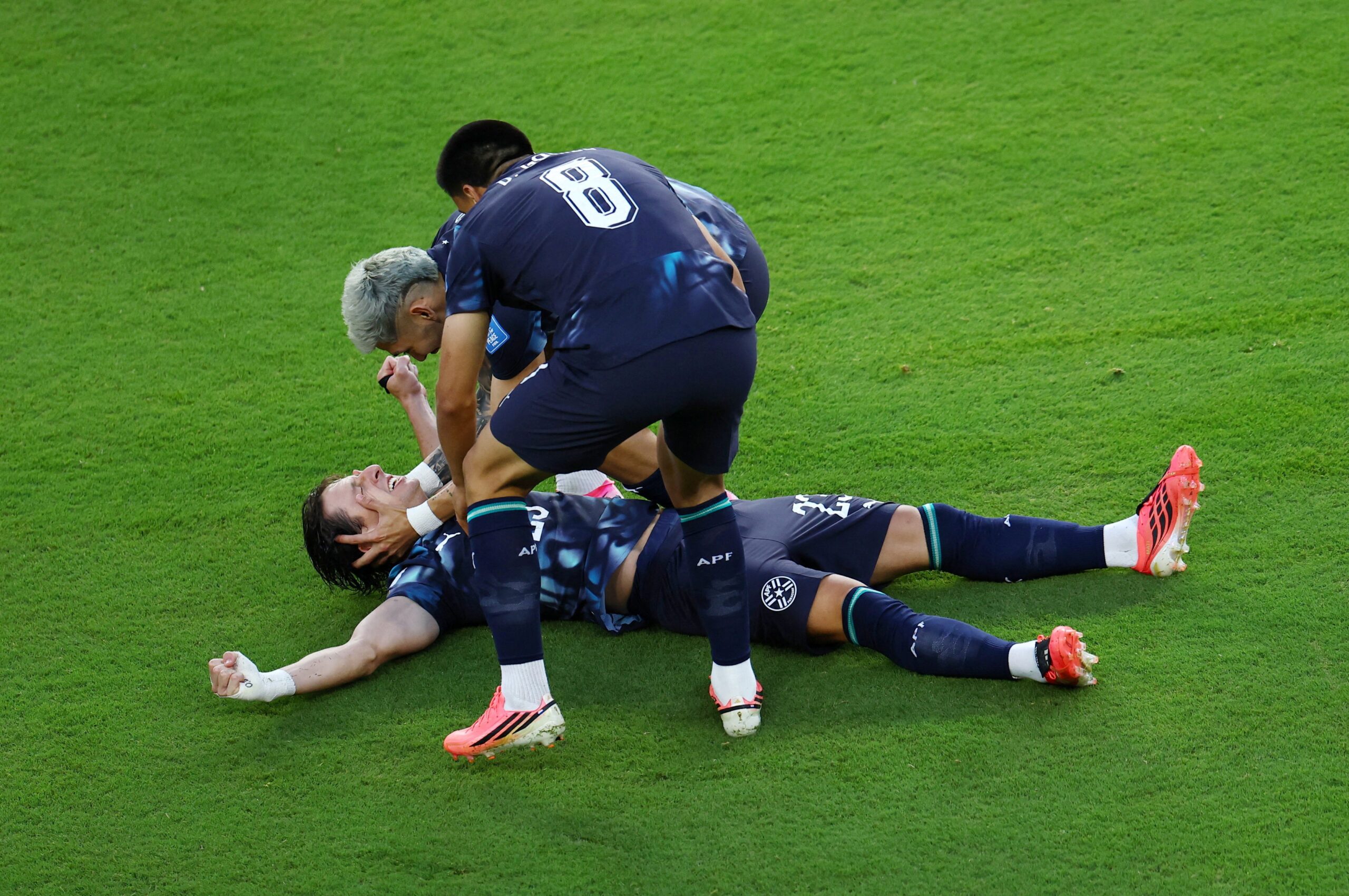 Autor do gol do Paraguai pega relógio de juiz durante momento tenso no jogo contra a Turquia