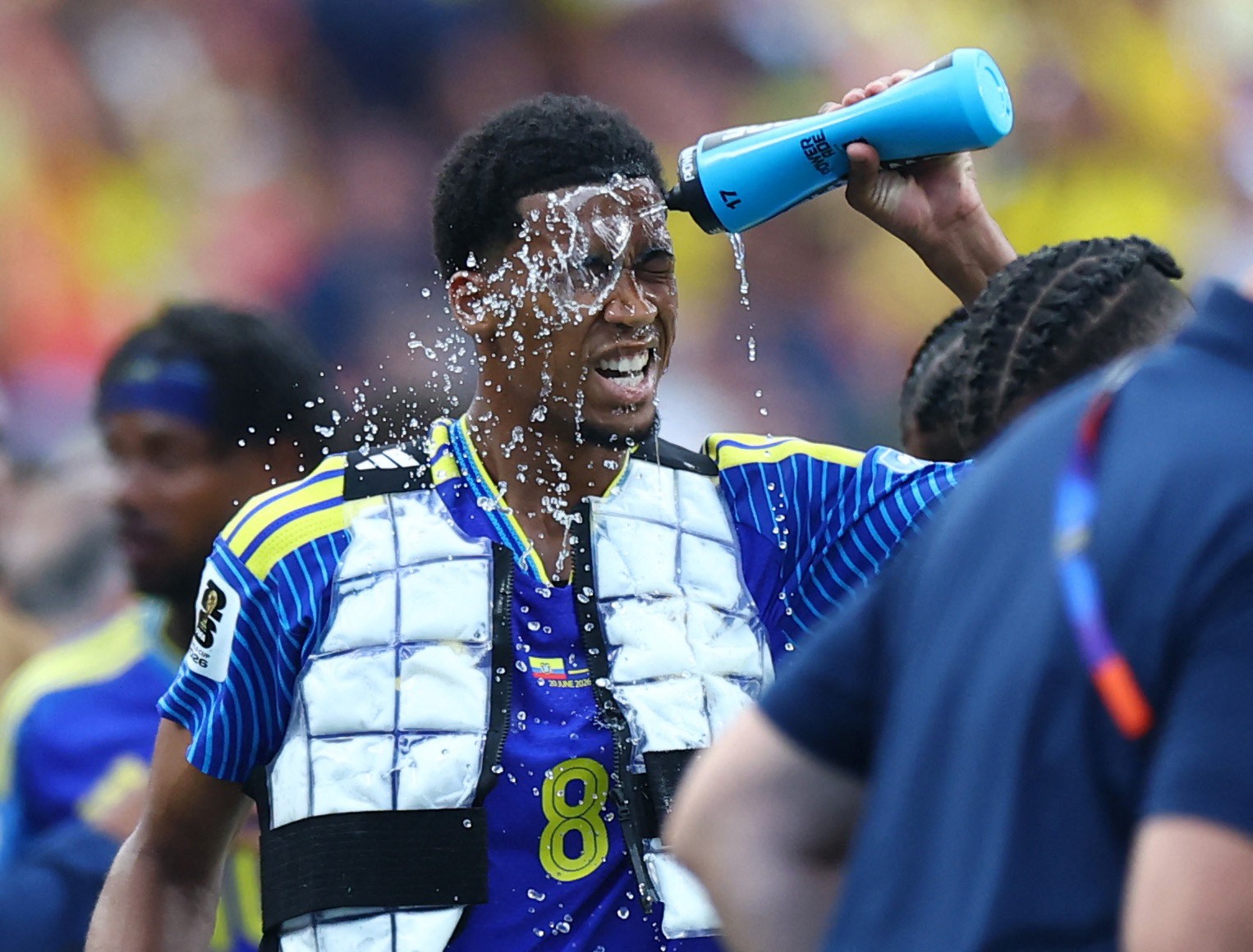 Jogadores de Curaçao usam coletes de resfriamento em pausa de jogo da Copa do Mundo