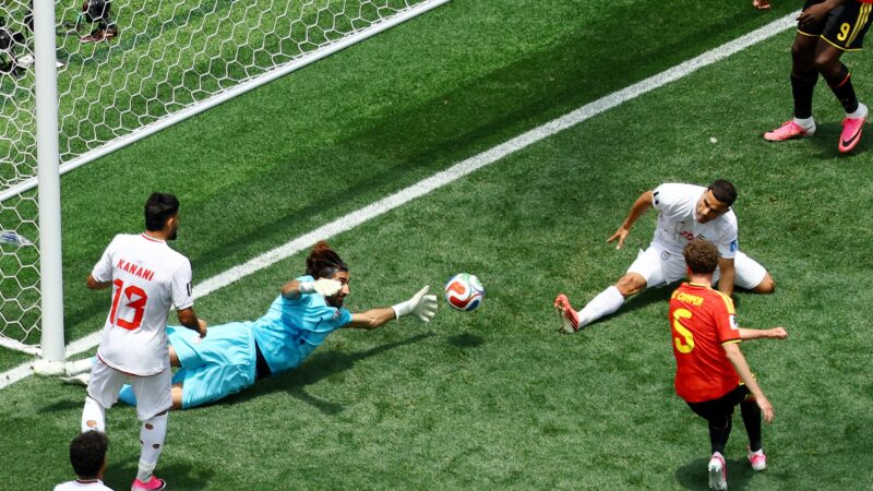 Goleiro herói fala em “circunstâncias muito difíceis” no Irã e celebra troféu de melhor do jogo