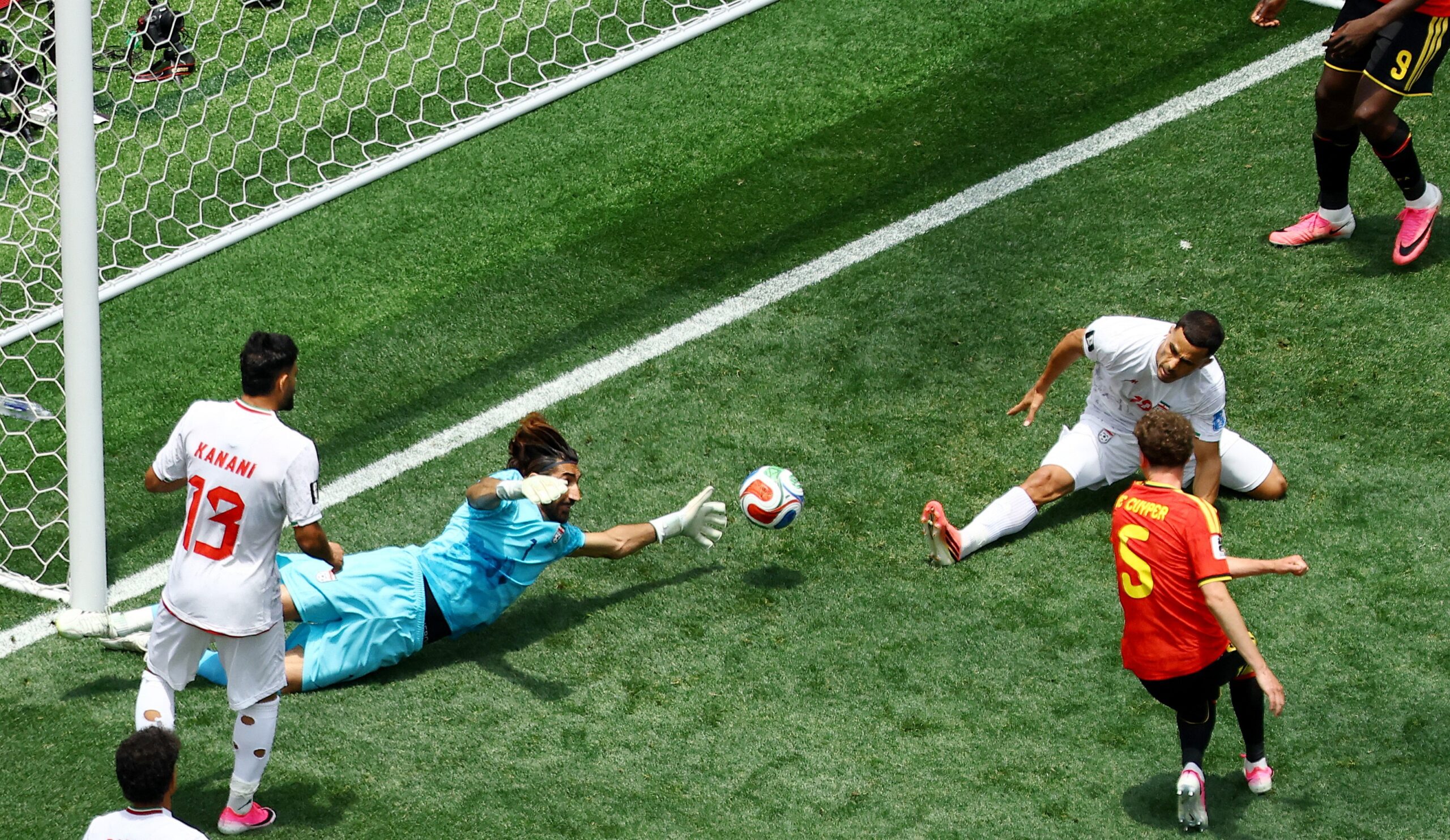 Goleiro herói fala em “circunstâncias muito difíceis” no Irã e celebra troféu de melhor do jogo
