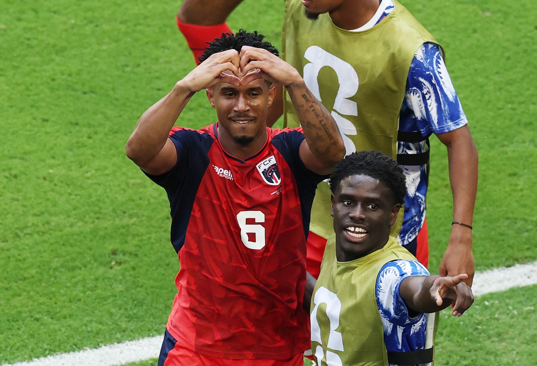 Herói de Cabo Verde homenageia filha com gol e chora ao elogiar a mãe: “Cresci sem pai”