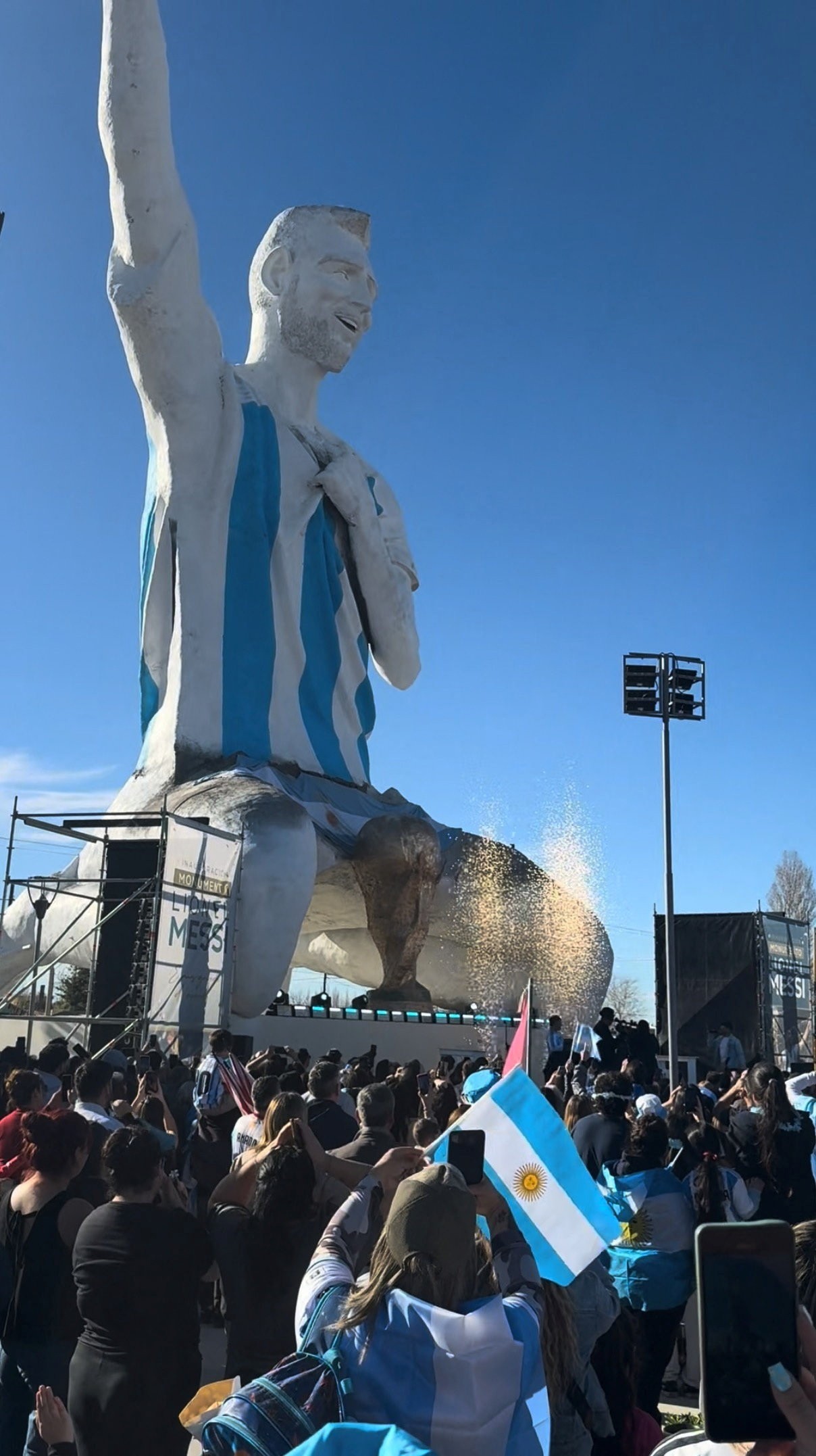Cidade argentina inaugura estátua de Messi mais alta do mundo; veja