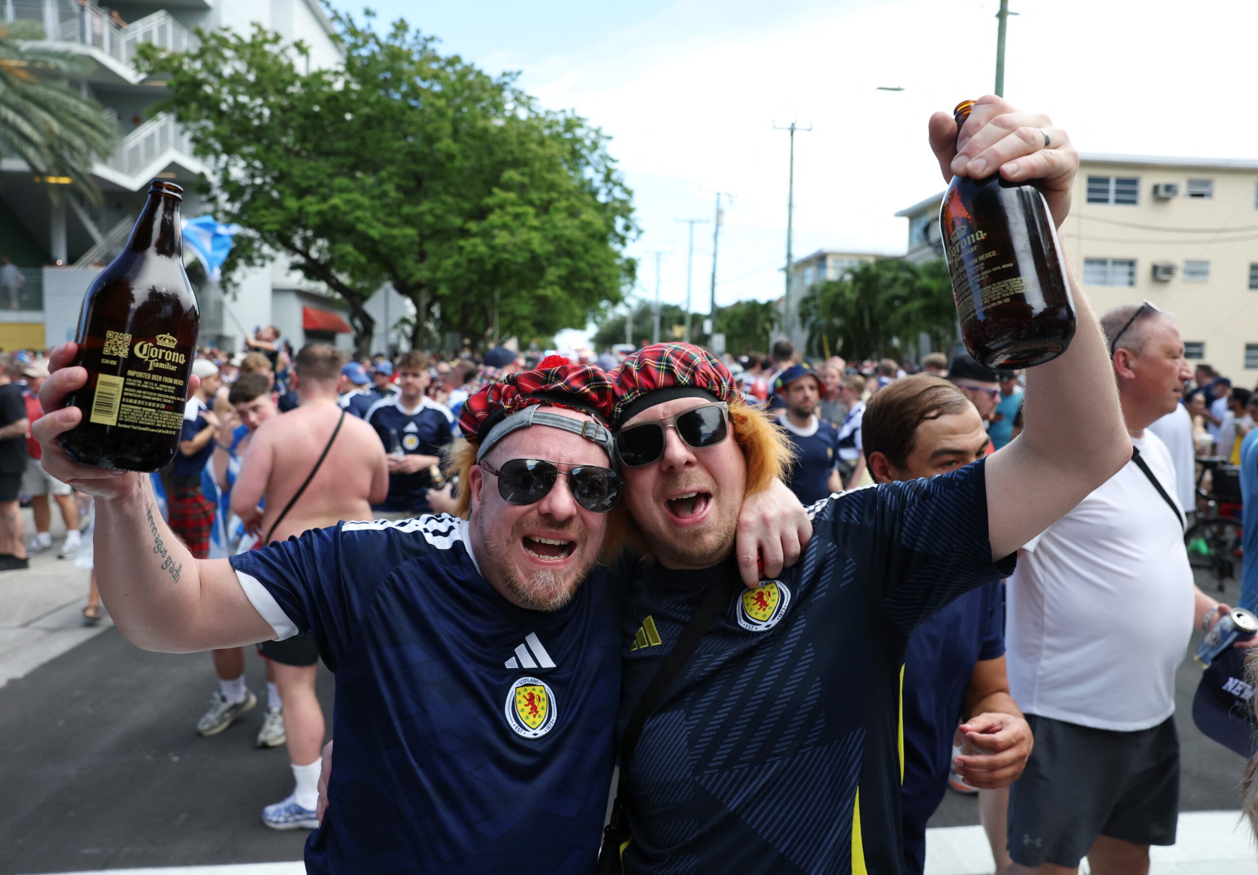 Após quase esgotar cerveja em Boston, torcida da Escócia promete ‘secar’ bares de Miami antes de jogo contra o Brasil
