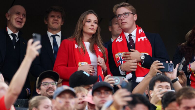 Família real da Noruega assiste à partida contra Senegal em Nova Jersey