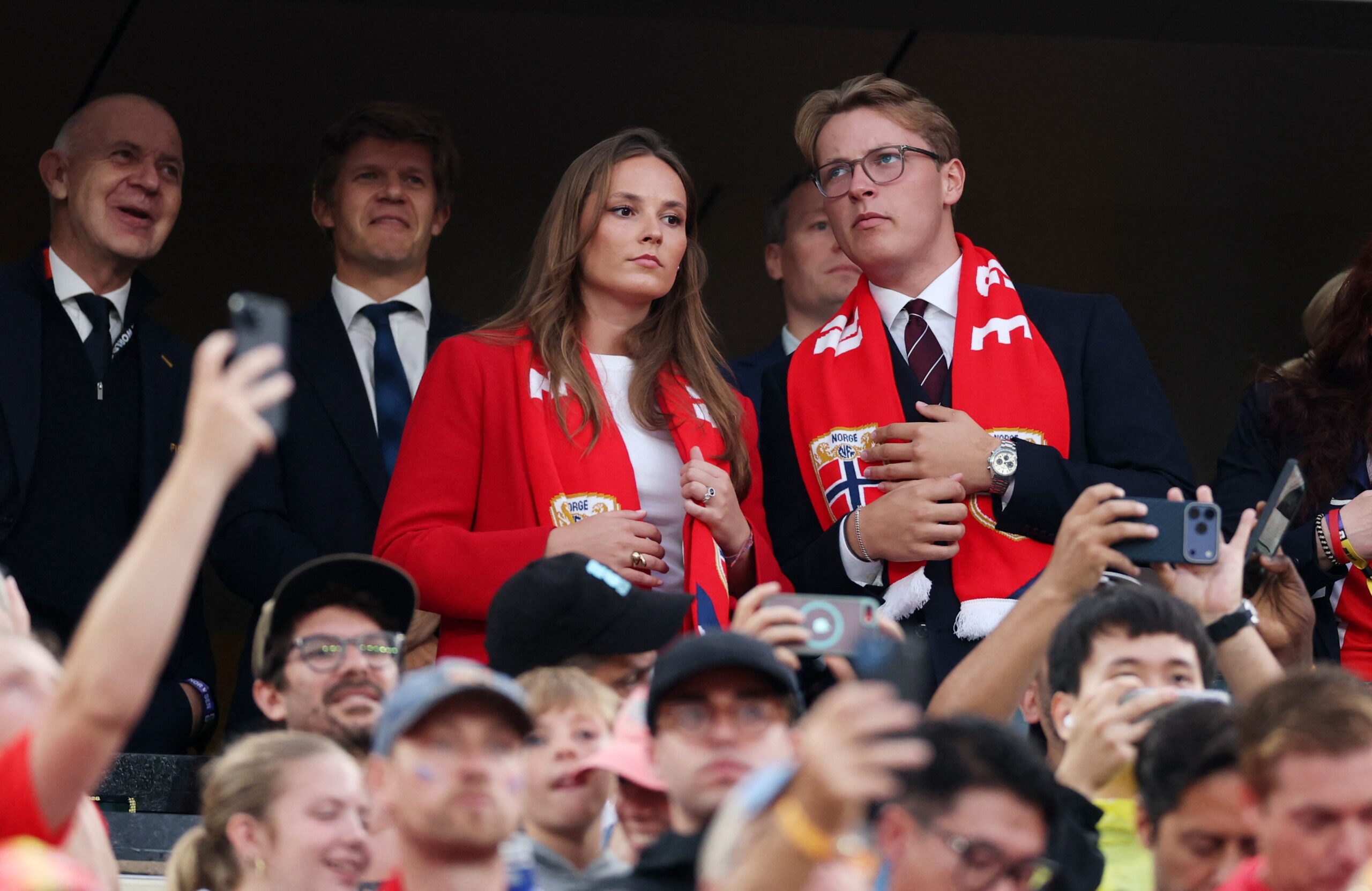 Família real da Noruega assiste à partida contra Senegal em Nova Jersey