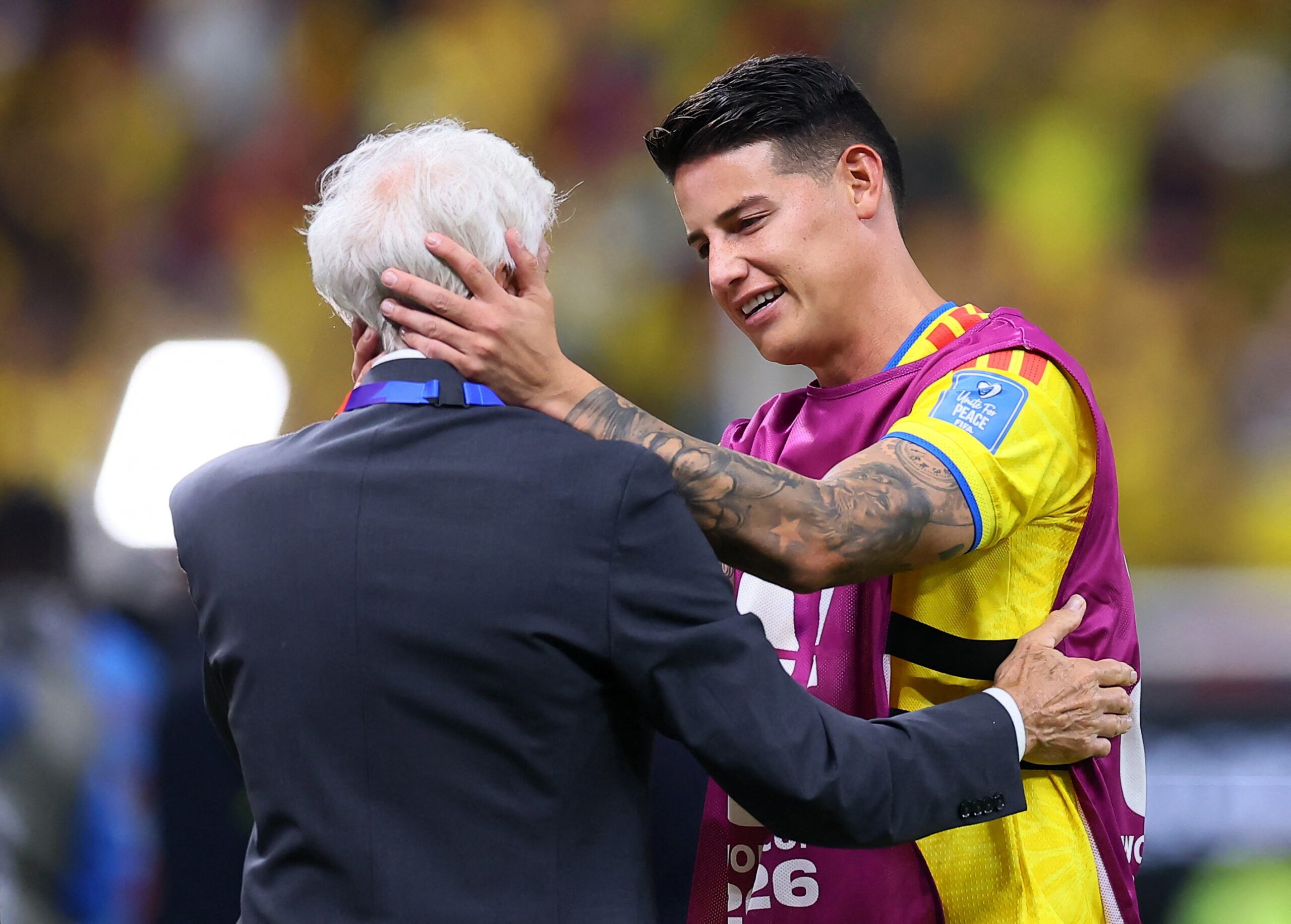 Jogadores da Colômbia abraçam ex-técnico após classificação para segunda fase da Copa do Mundo