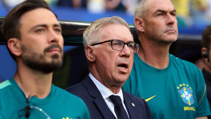 Torcida brasileira vibra com Ancelotti cantando hino; gringos invejam