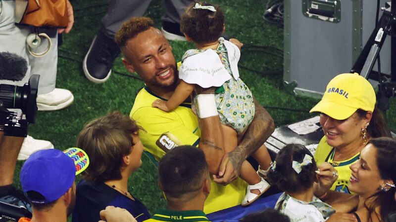 Neymar beija a esposa e abraça os filhos em campo após estreia na Copa do Mundo de 2026