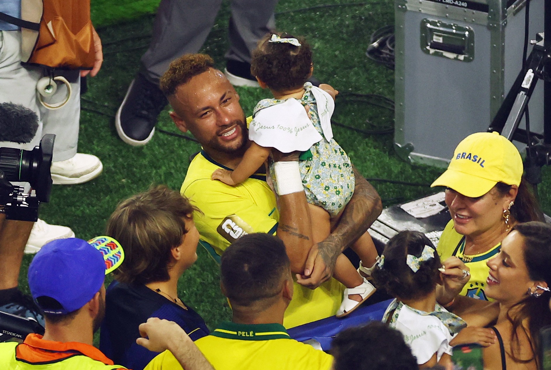 Neymar beija a esposa e abraça os filhos em campo após estreia na Copa do Mundo de 2026