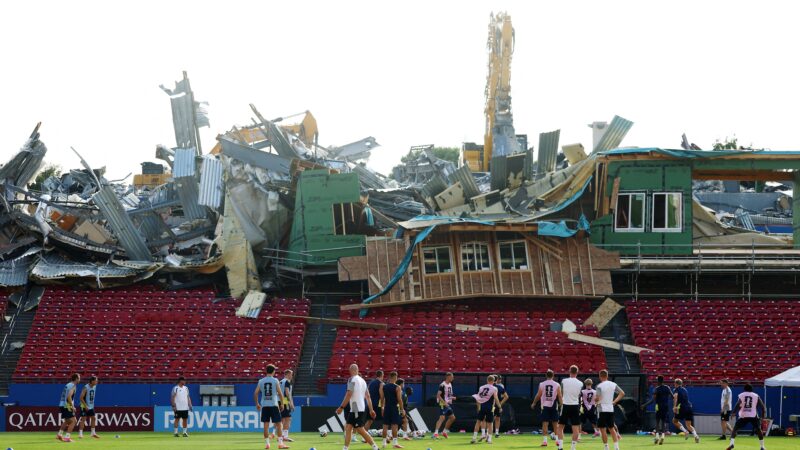 “O que aconteceu?”: classificada, Suécia treina em estádio com cenário de demolição na Copa