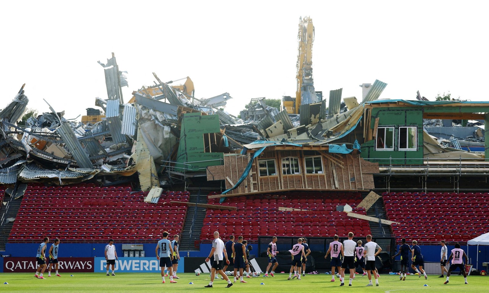 “O que aconteceu?”: classificada, Suécia treina em estádio com cenário de demolição na Copa