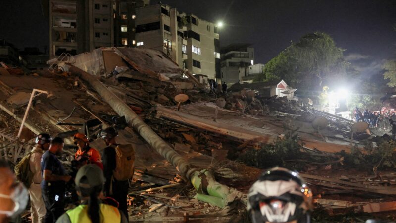 Venezuela busca vítimas soterradas de terremoto; VÍDEO mostra comemoração com resgates