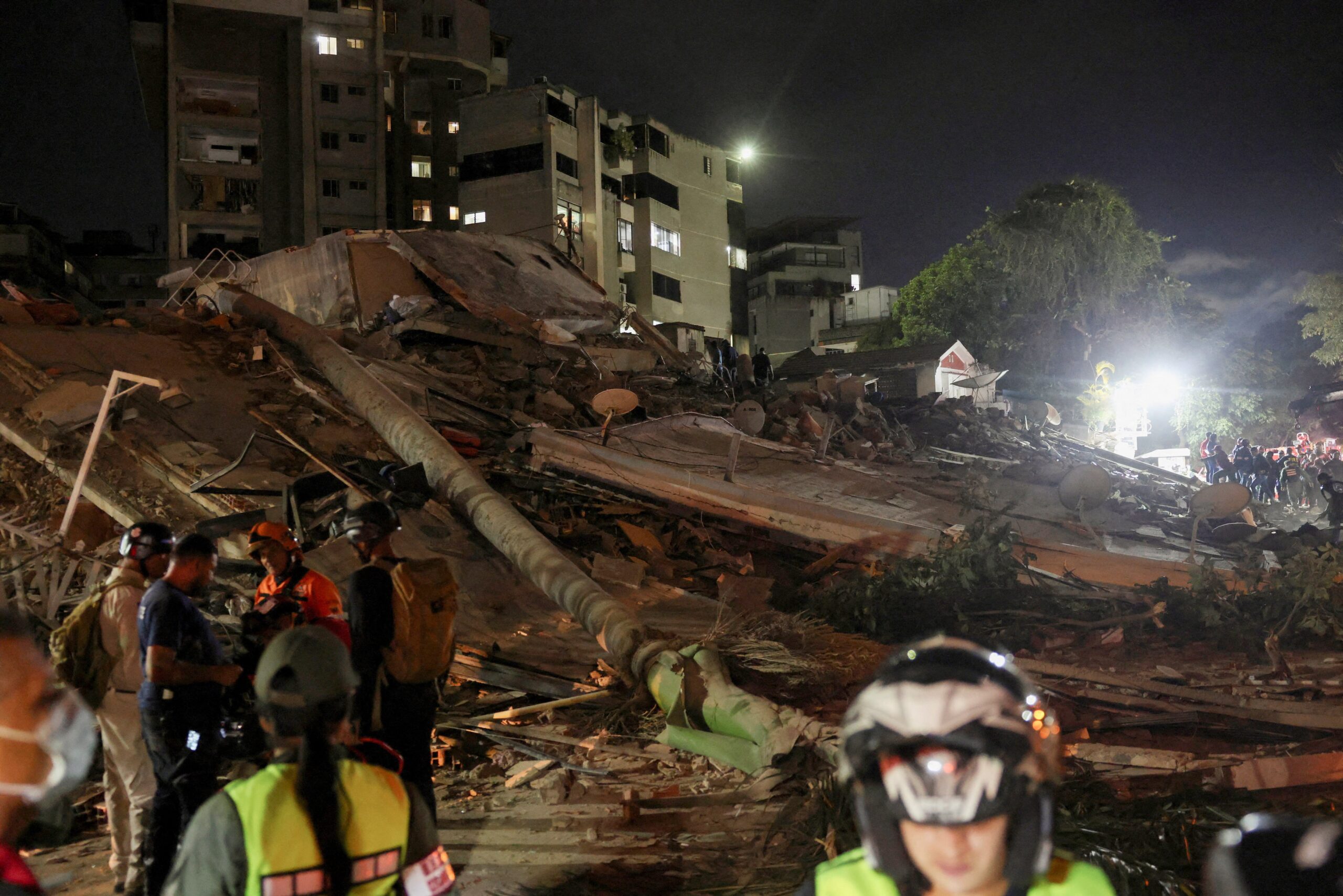 Venezuela busca vítimas soterradas de terremoto; VÍDEO mostra comemoração com resgates