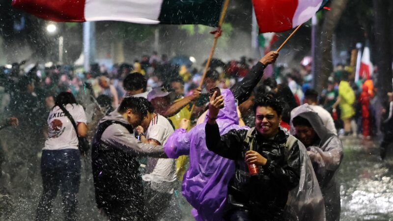 Mexicanos lotam ruas da Cidade do México mesmo sob forte chuva após vitória na Copa; veja imagens