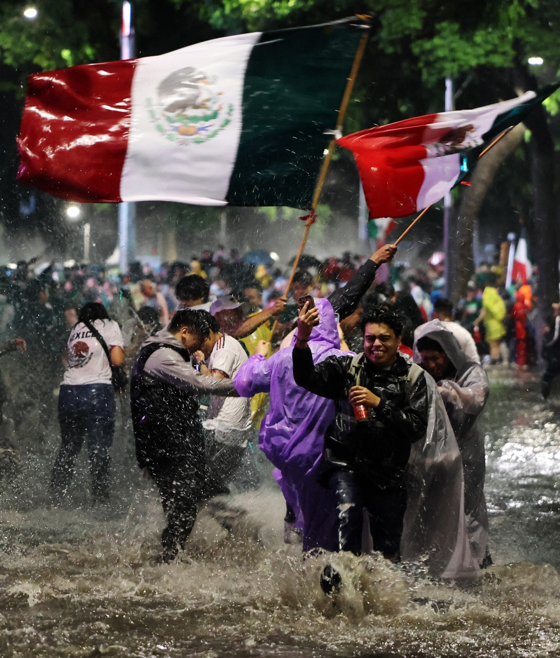 Mexicanos lotam ruas da Cidade do México mesmo sob forte chuva após vitória na Copa; veja imagens