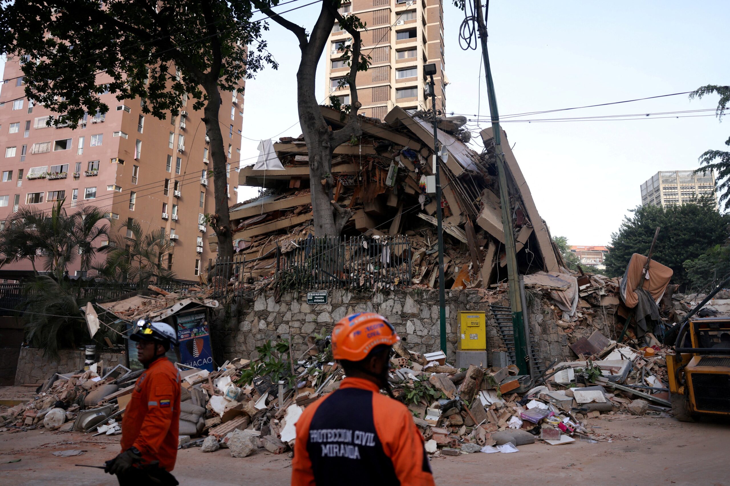 Autoridades buscam tratores e quartos de hotel para atender vítimas de terremotos, diz venezuelana