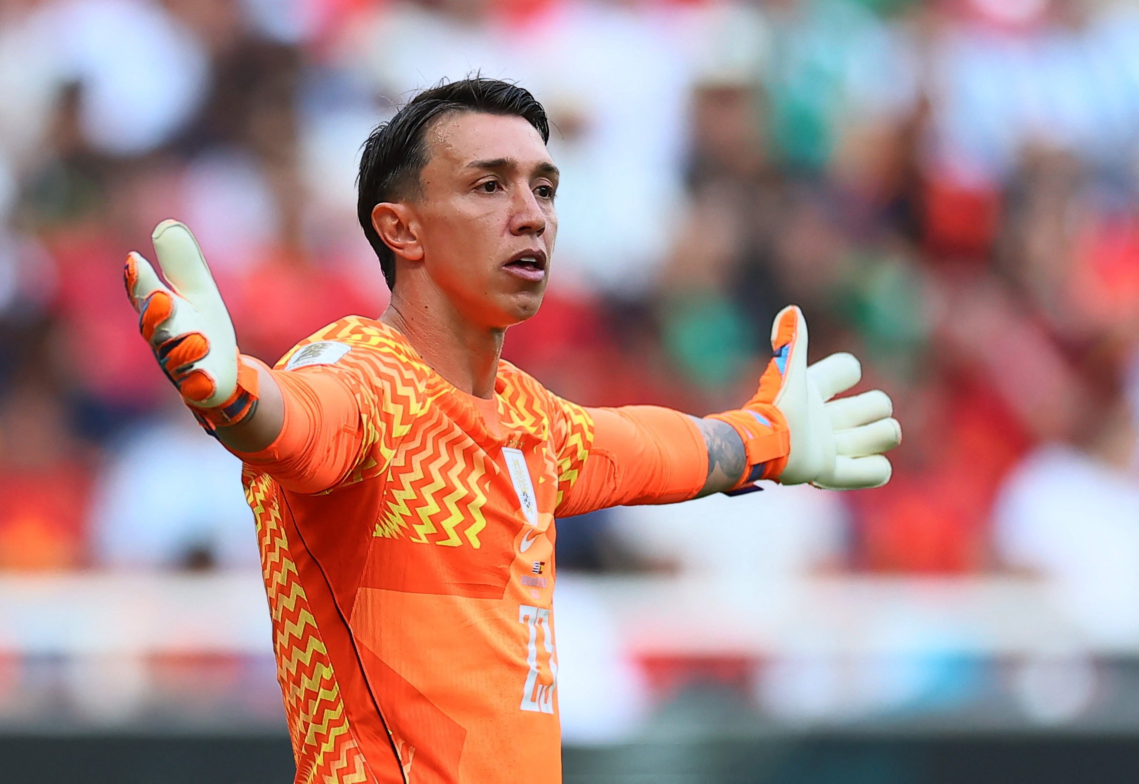 Muslera e Valverde recebem críticas nas redes sociais após eliminação do Uruguai