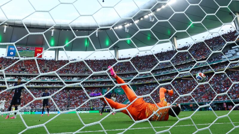 Autor do gol vitória da Espanha se solidariza com Muslera: “Deve estar sendo uma noite difícil”