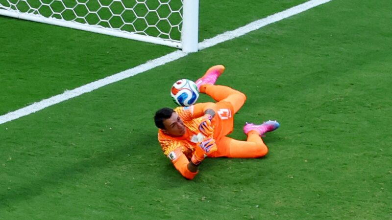 Muslera falha feio, e Espanha marca sobre o Uruguai; veja vídeo