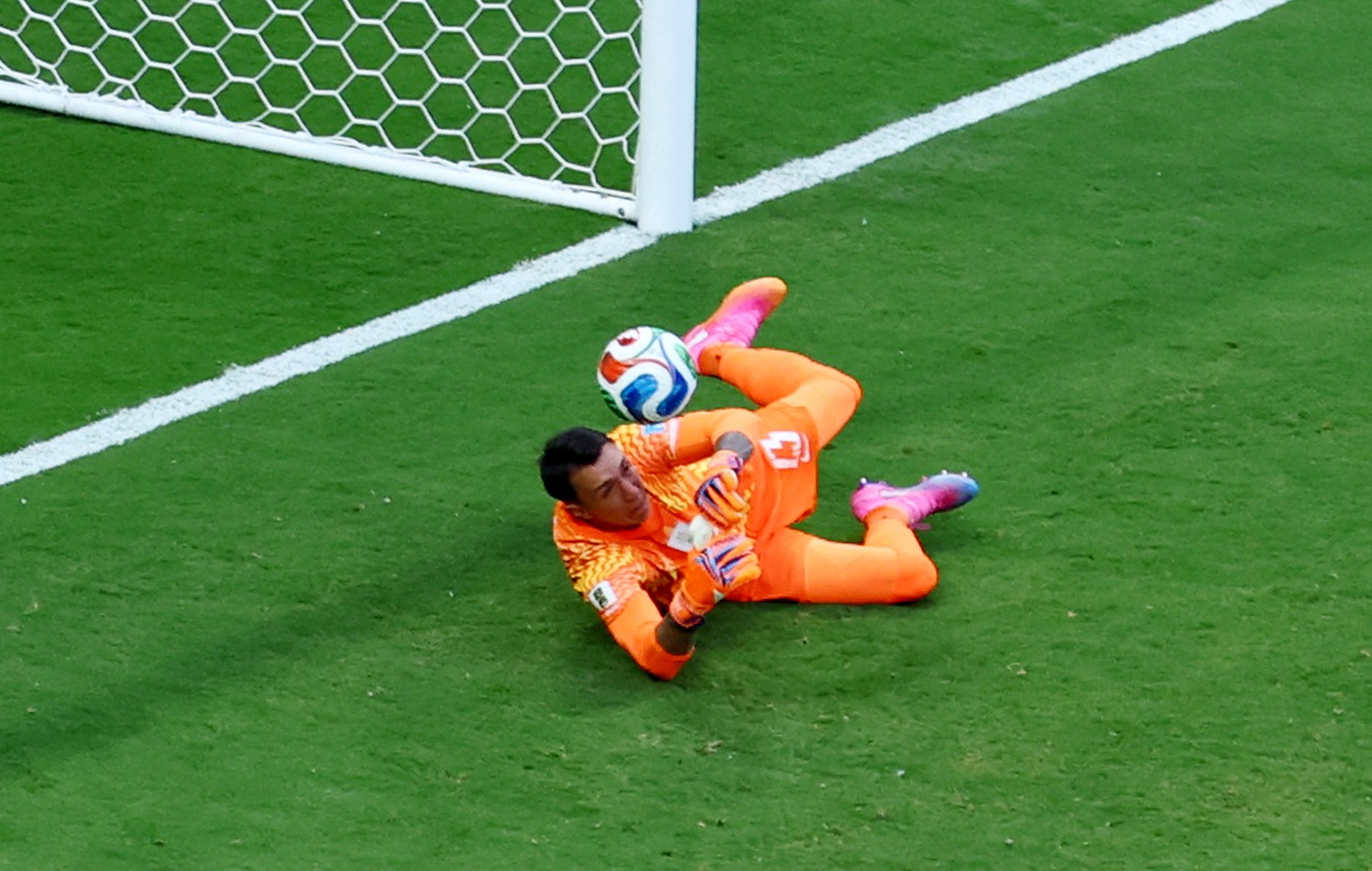 Muslera falha feio, e Espanha marca sobre o Uruguai; veja vídeo