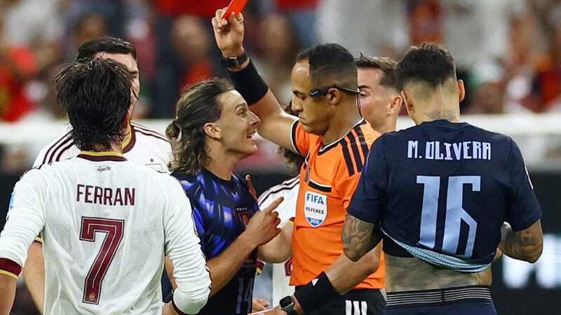 Muslera quebra silêncio no Uruguai e pede desculpas por falhas na Copa: “Nunca sofri tanto”