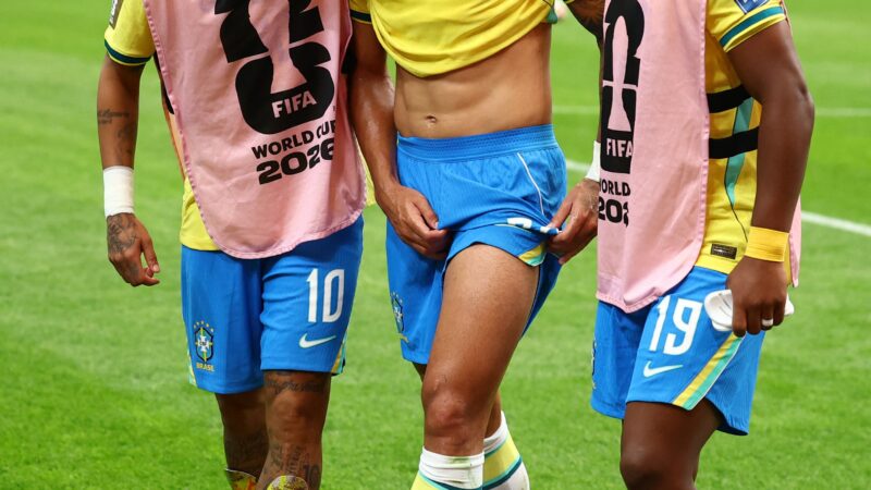 Lucas Paquetá sente coxa esquerda, sai mancando e é substituído em Brasil x Japão