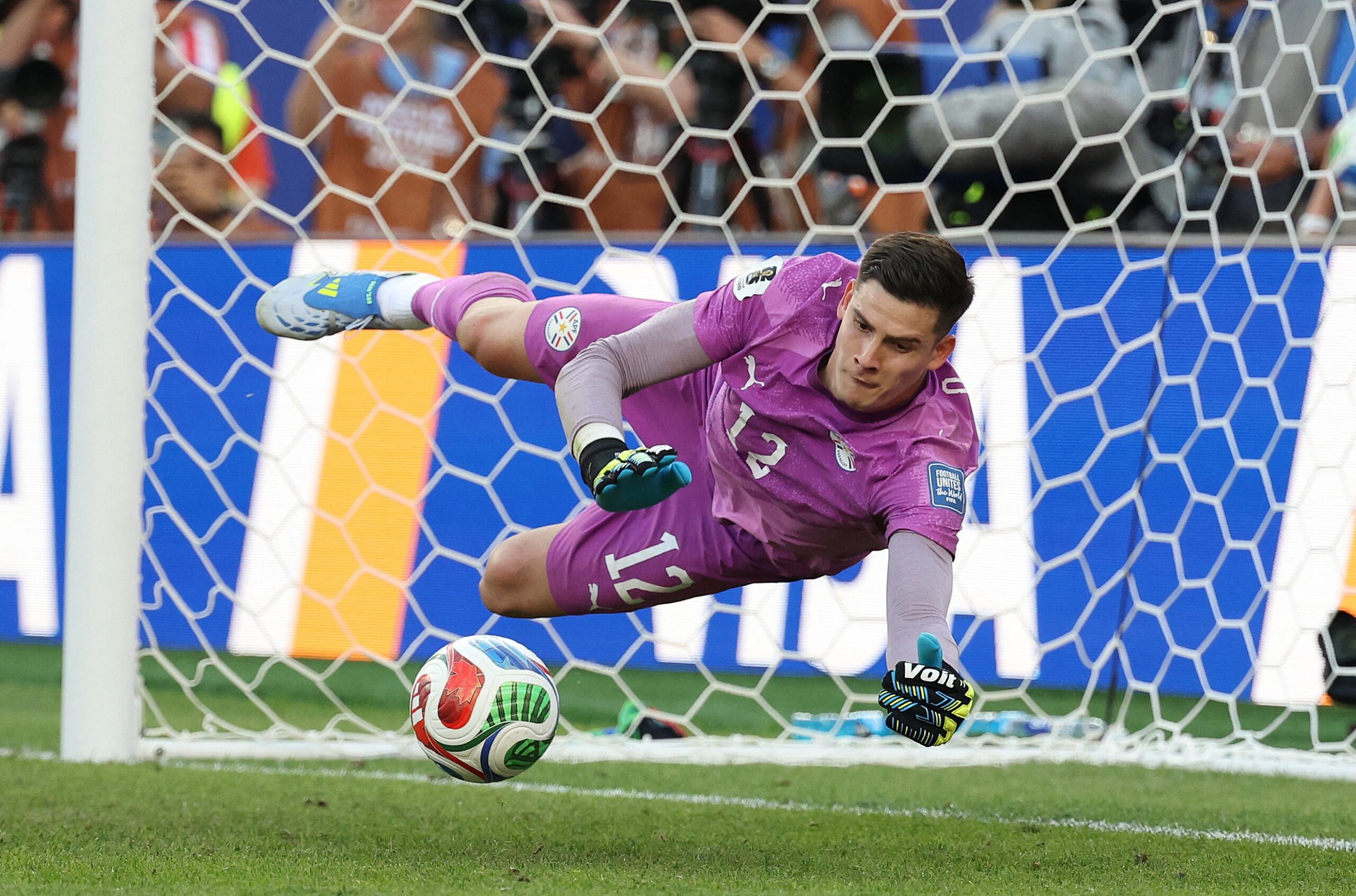 Goleiro do Paraguai explica estratégia e estudo nas penalidades para superar a Alemanha