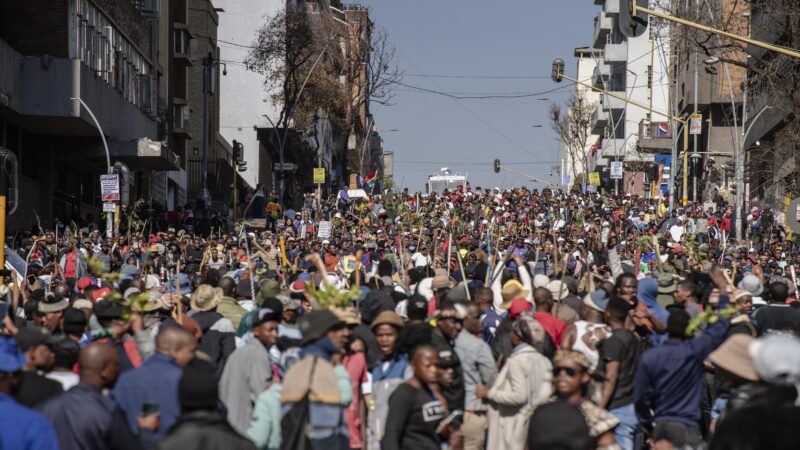 África do Sul tem protestos contra imigrantes após milhares fugirem da violência