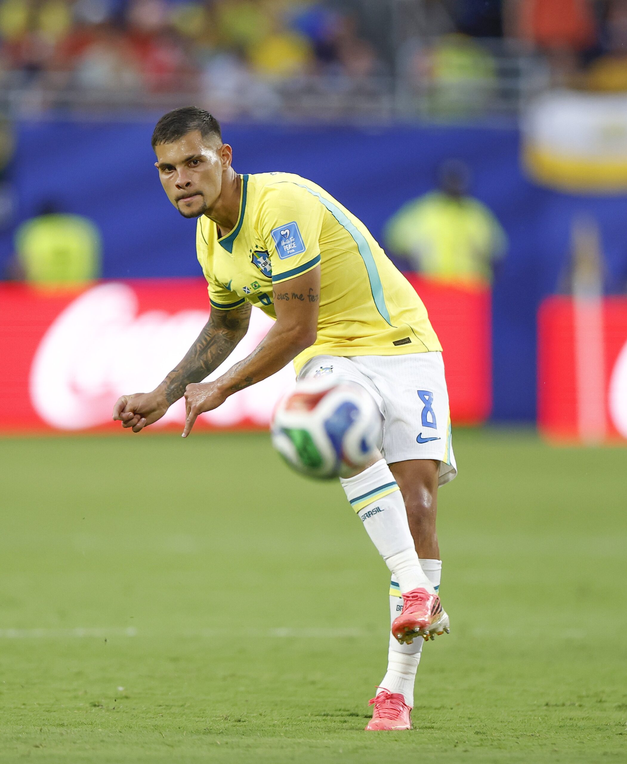 Em alta na Seleção, Bruno Guimarães recebe proposta do Arsenal, mas Newcastle faz jogo duro