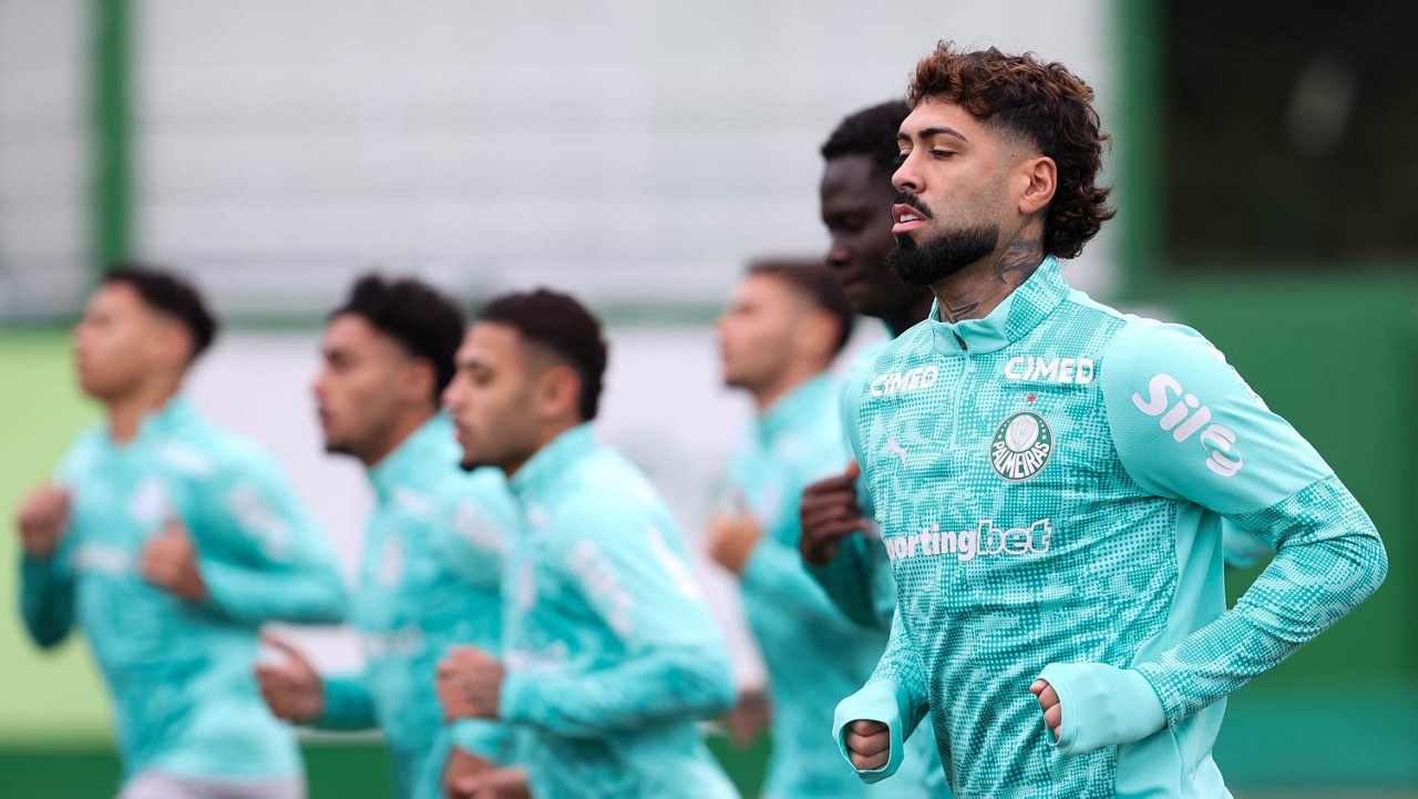 Sem Abel, Palmeiras treina em dois períodos; Vitor Roque cumpre cronograma no gramado