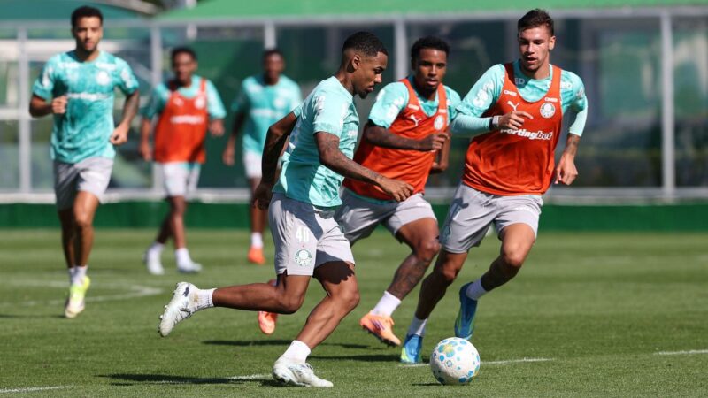 Jogadores do Palmeiras participam de coletivo na Academia de Futebol