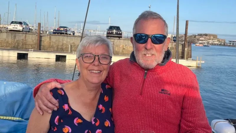 ‘Surreal’: casal britânico em iate descreve susto com tiros de advertência de navio de guerra russo