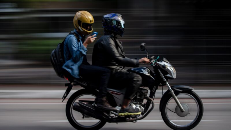 Lula lança linha de crédito para compra de motos e bicicletas elétricas por entregadores de app; veja regras