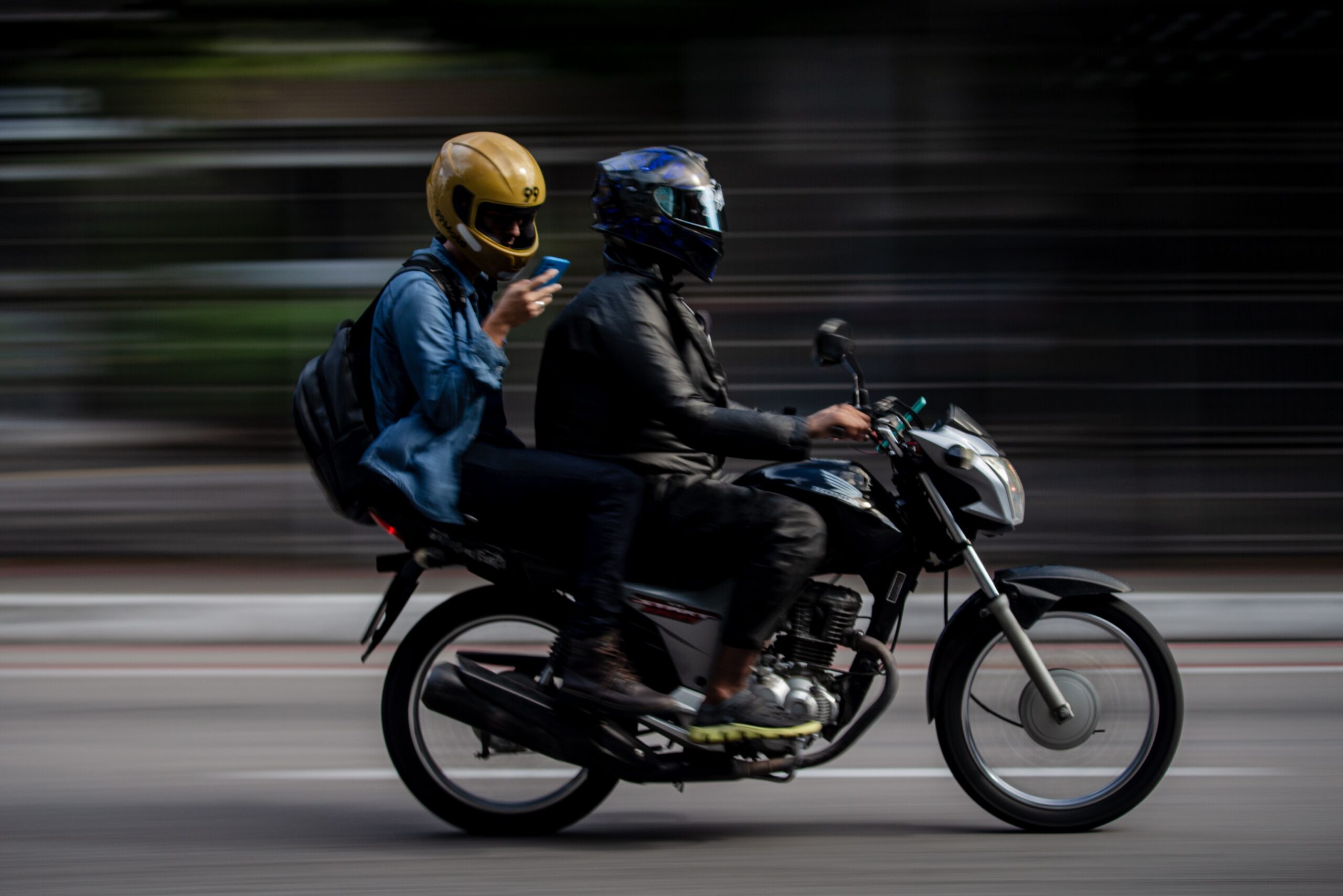Lula lança linha de crédito para compra de motos e bicicletas elétricas por entregadores de app; veja regras