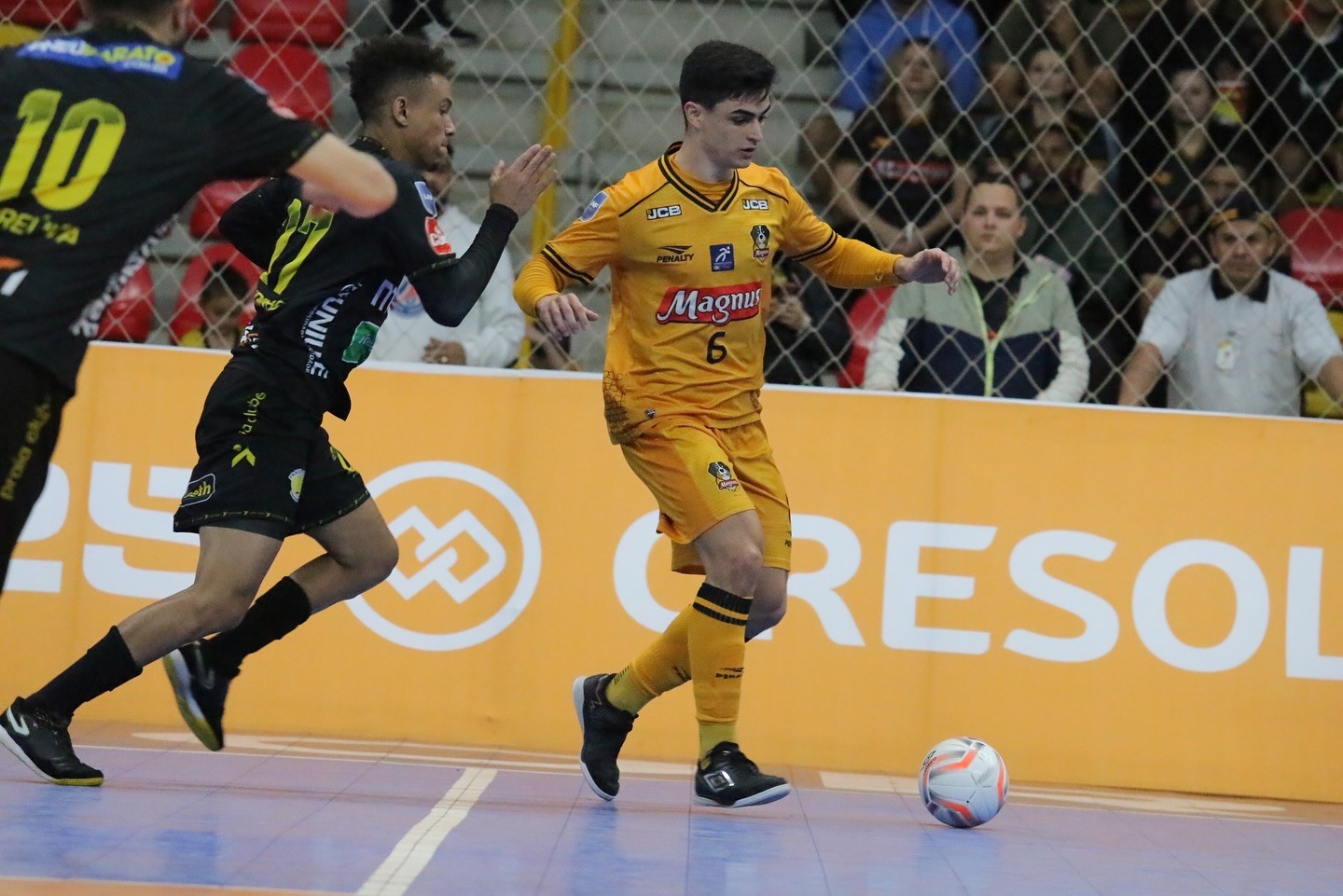 Sorocaba recebe o Praia Clube em duelo direto dentro do G-4 da Liga Futsal