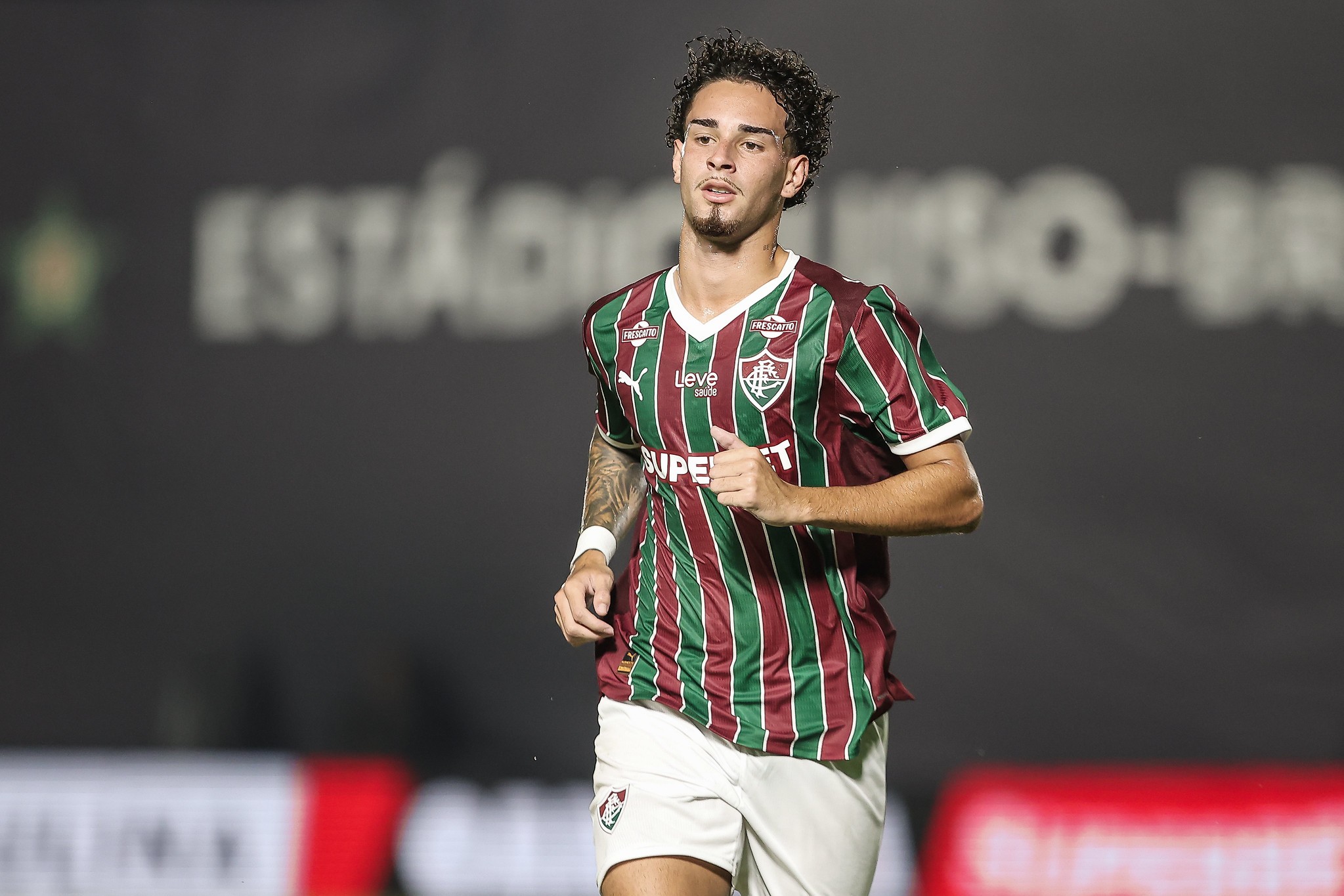 Fluminense encaminha venda de Agner para clube dos Emirados Árabes