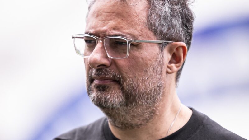 Três técnicos e 17 contratações: veja balanço do primeiro ano de Alexandre Mattos no Santos