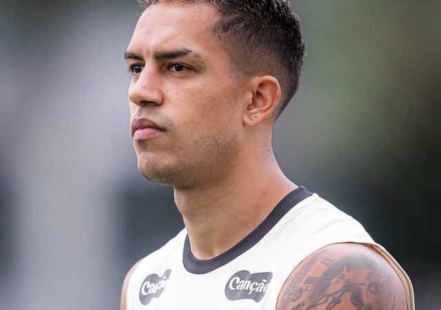 Santos planeja reforçar laterais na próxima janela de transferências
