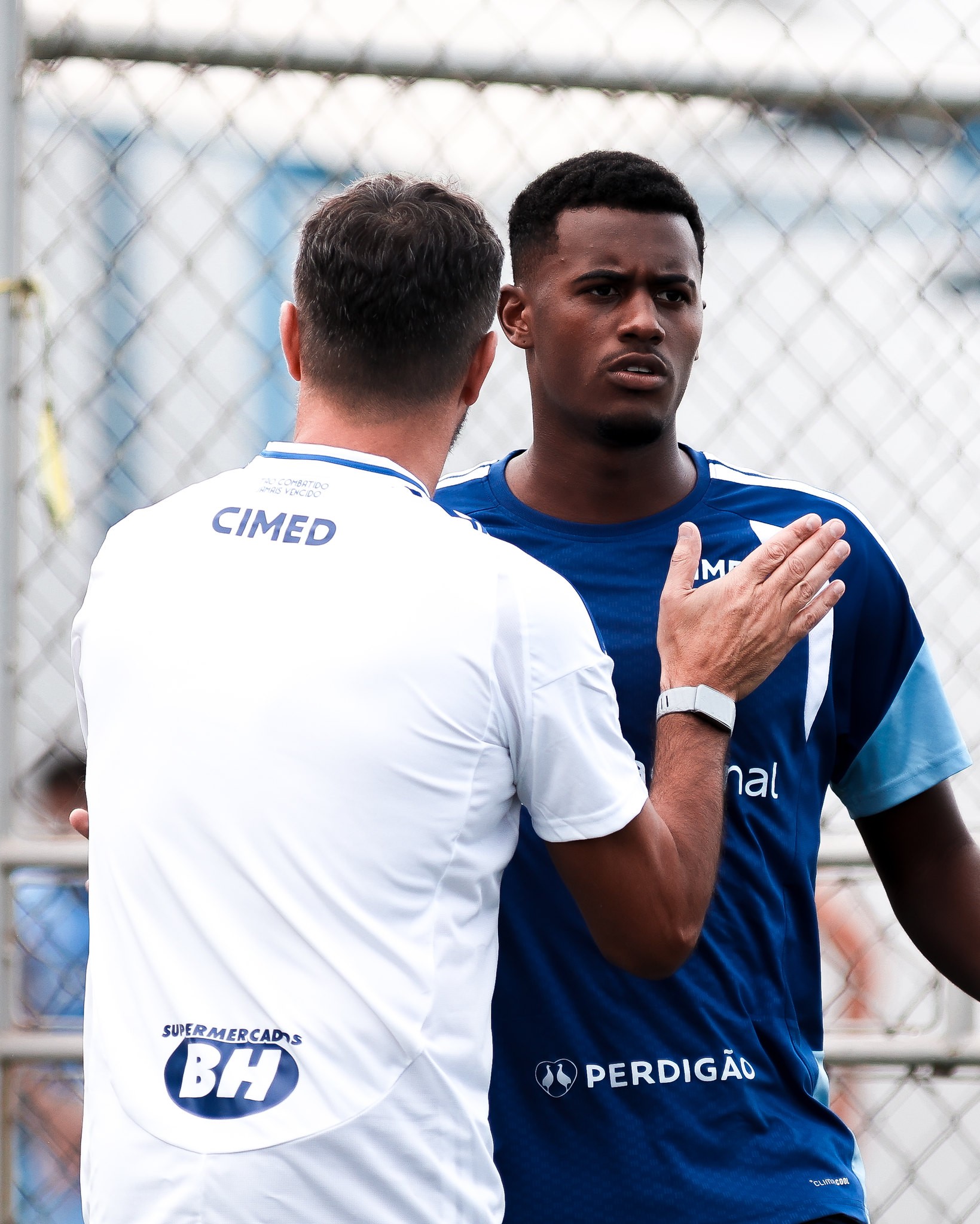 Cruzeiro acerta empréstimo de zagueiro a clube inglês
