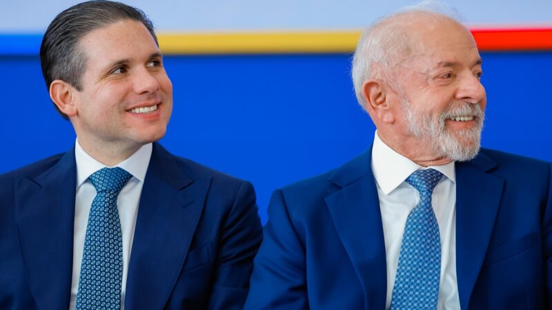 Lula se encontra com Hugo Motta e entrega projeto que amplia benefícios para MEIs