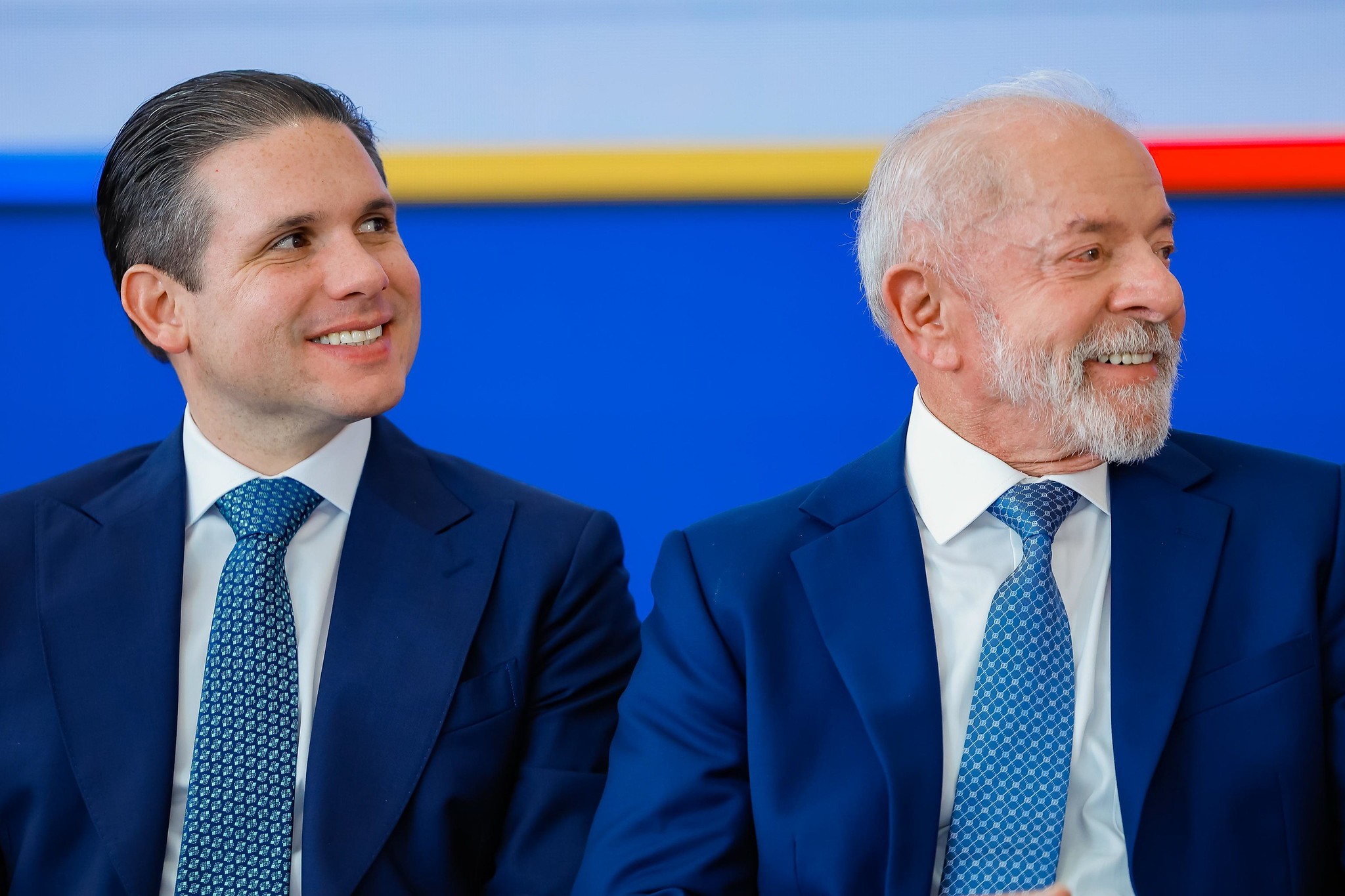 Lula se encontra com Hugo Motta e entrega projeto que amplia benefícios para MEIs