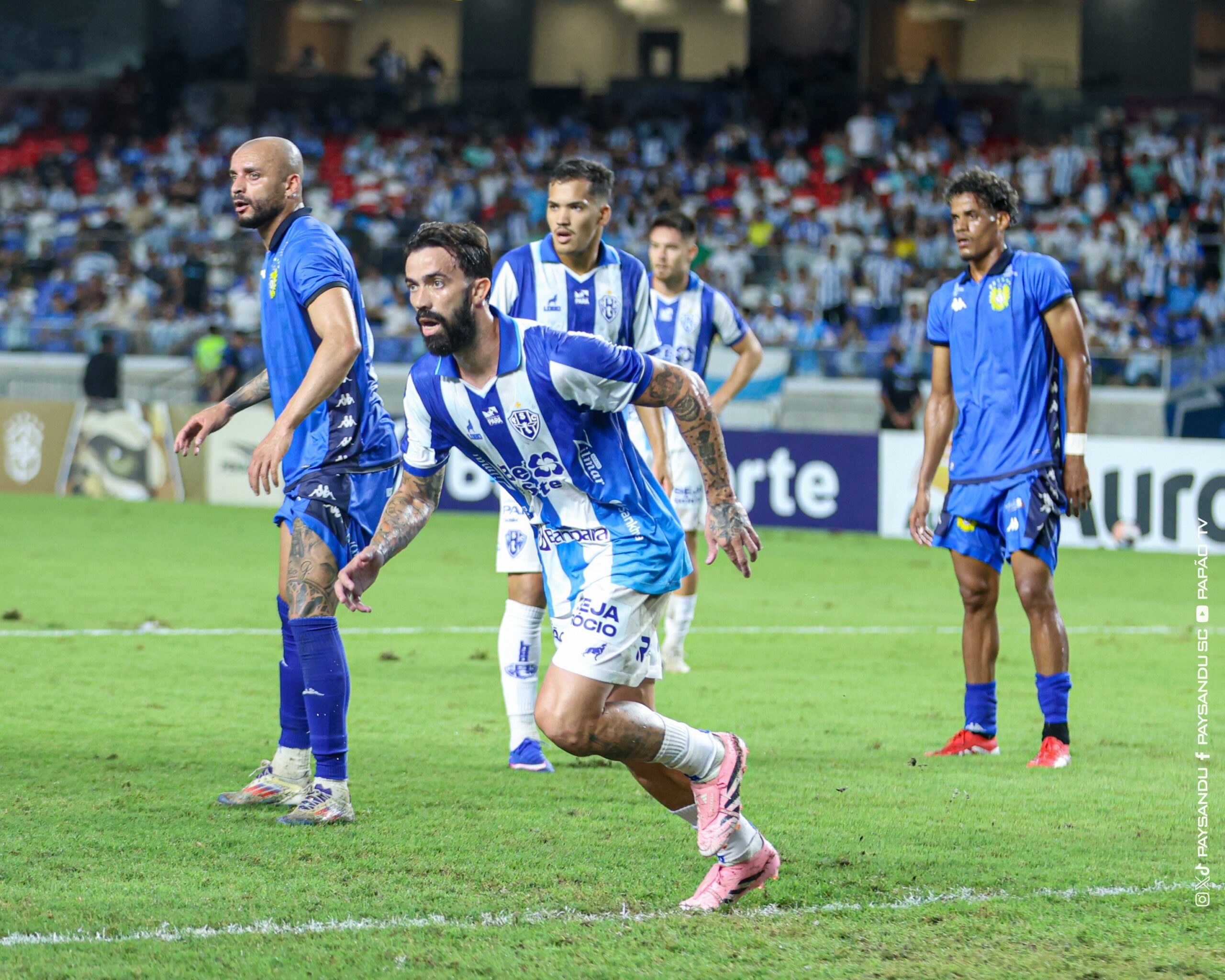 Vargas volta a lesionar joelho que o deixou afastado por 300 dias e está fora da temporada