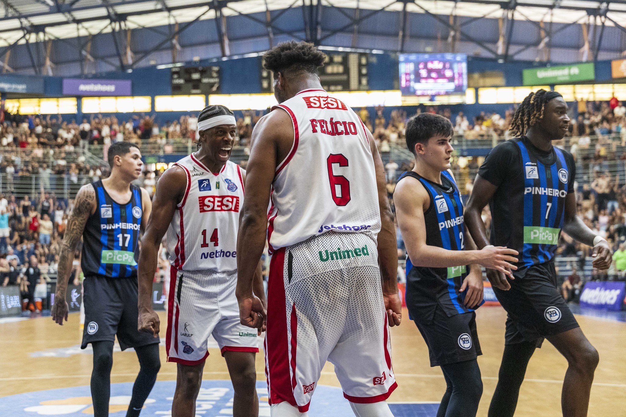 Franca valoriza força do elenco após abrir vantagem na final do NBB: “Isso é um time”