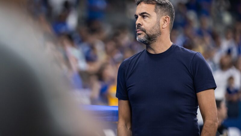 “Cínico e ingrato” e copo meio cheio: como Artur Jorge analisou empate do Cruzeiro com o Fluminense