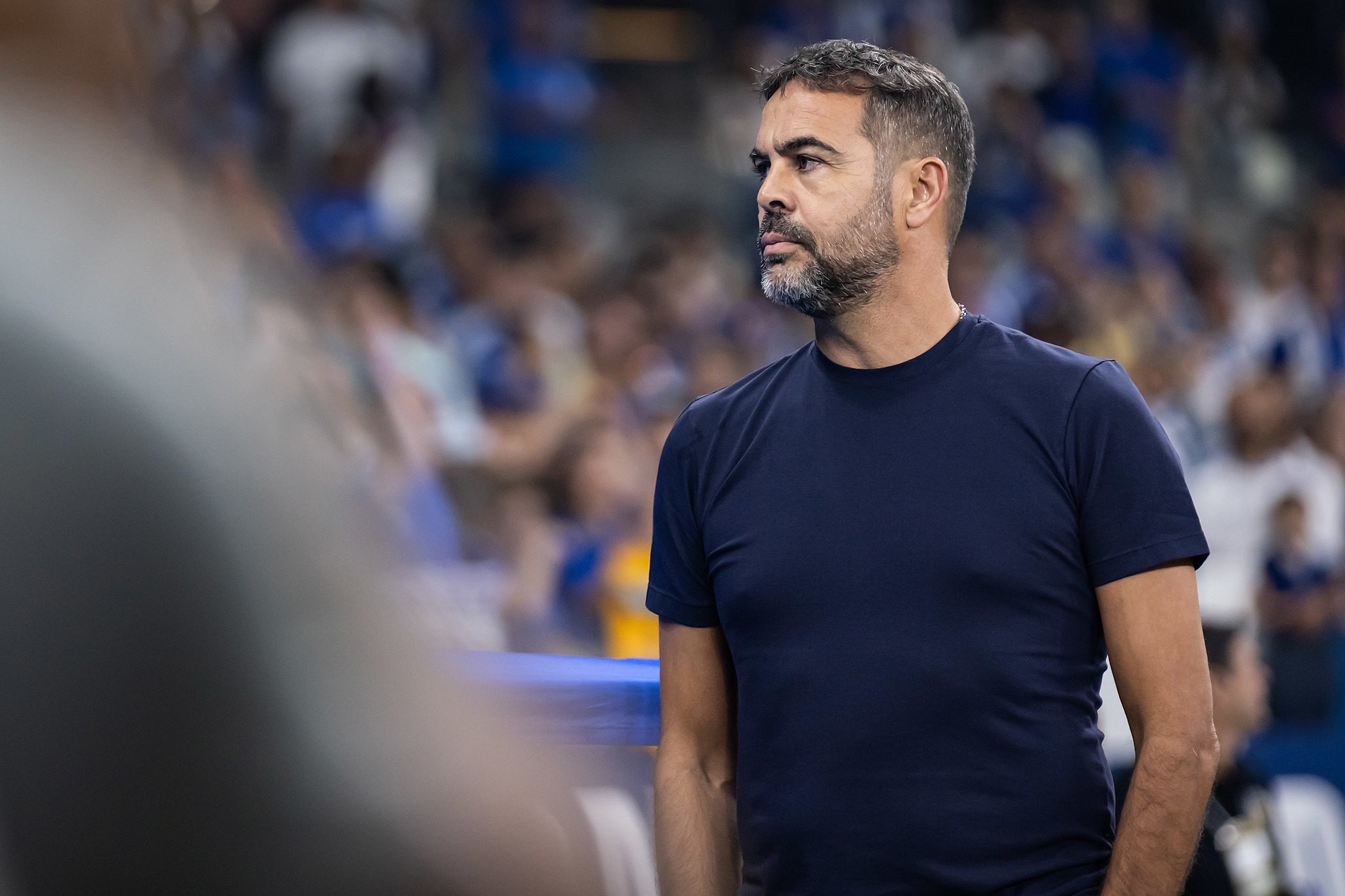 “Cínico e ingrato” e copo meio cheio: como Artur Jorge analisou empate do Cruzeiro com o Fluminense