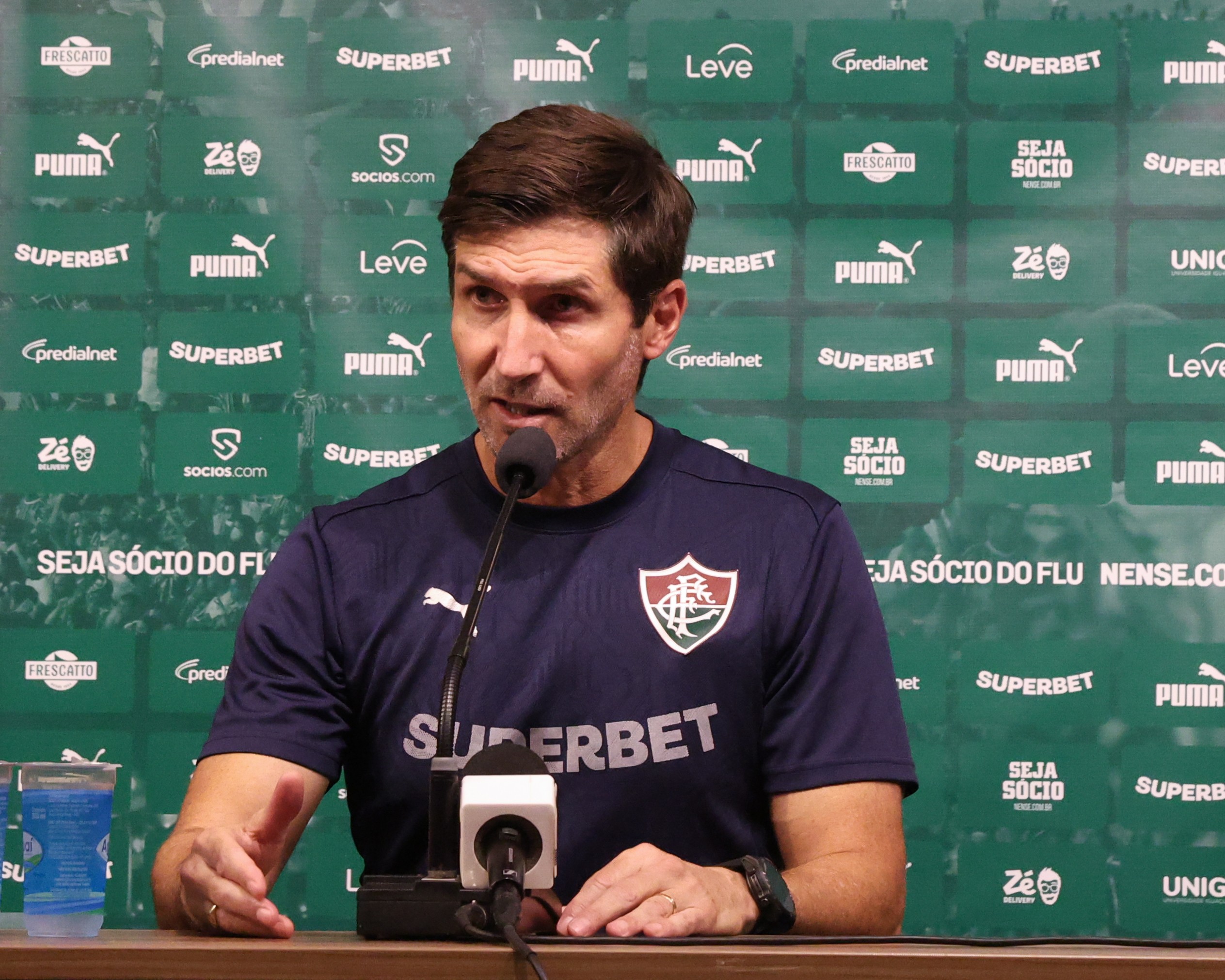 Auxiliar de Zubeldía explica ausência de Lucho e Hércules entre titulares do Fluminense: “Sobrecarga”