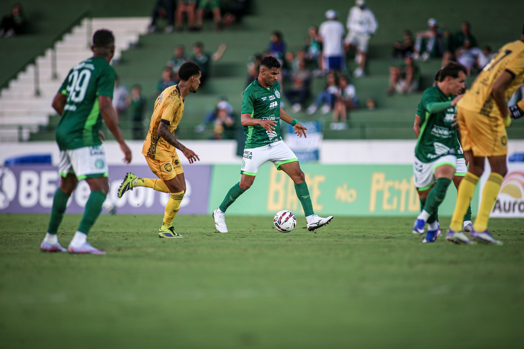 Isaque se reencontra no Guarani, supera críticas e quer acesso para pagar “dívida” com a torcida